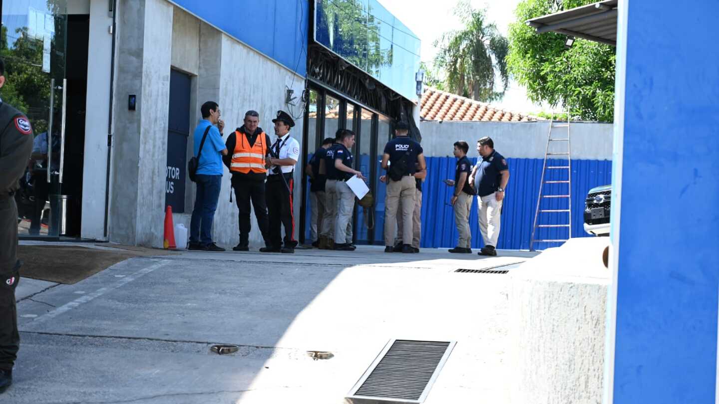 Policía realiza aparatoso operativo tras denuncia de robo en importante concesionaria de Asunción