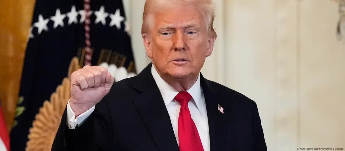 Trump dice que no bromea con postularse a tercer mandato