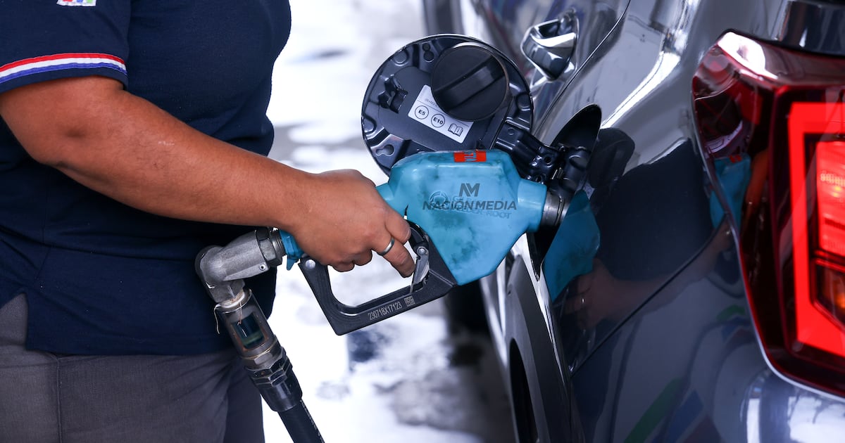 Cae el dólar, pero sube el precio del combustible: ¿Cómo funciona el mercado?