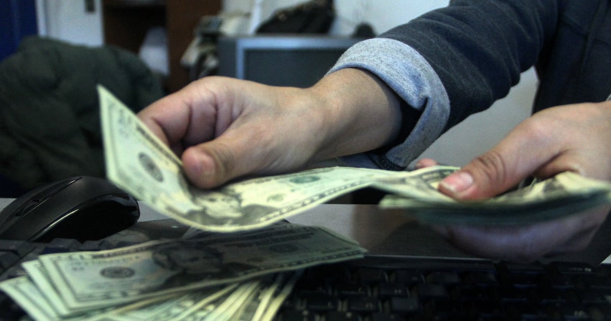 Caída del dólar en Paraguay responde a factores globales, según economista