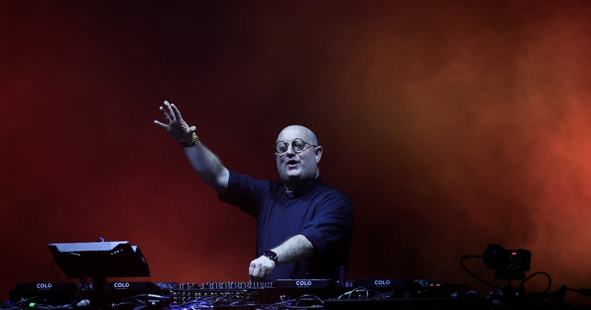 Papa Francisco fue homenajeado por el cura DJ en masiva “rave” en Buenos Aires