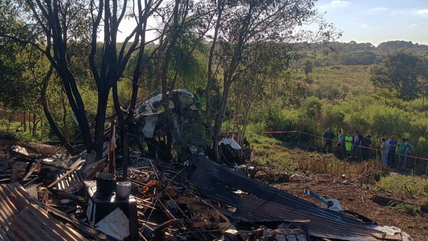 Bolsas con billetes son recuperadas entre restos de aeronave siniestrada en Minga Guazú