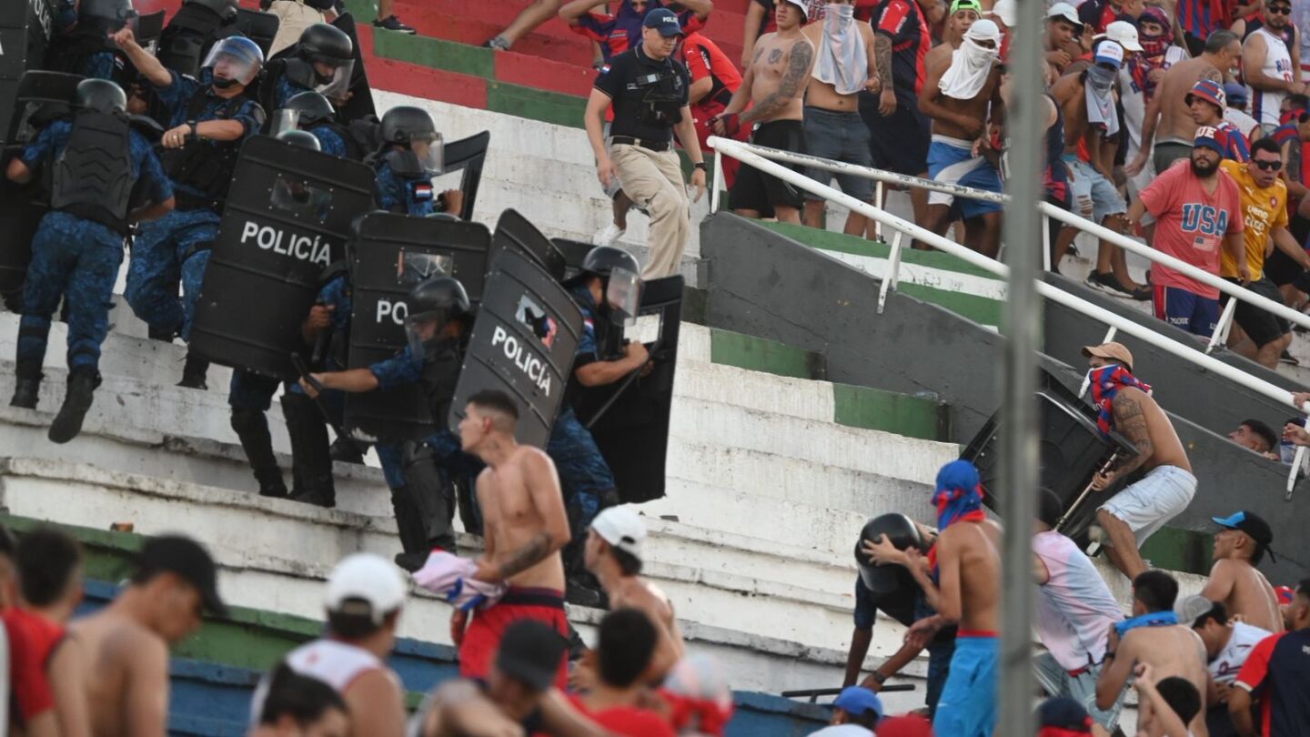 Un cebollón encendió la mecha de la violencia, suspendió un partido y vulneró controles de la Policía