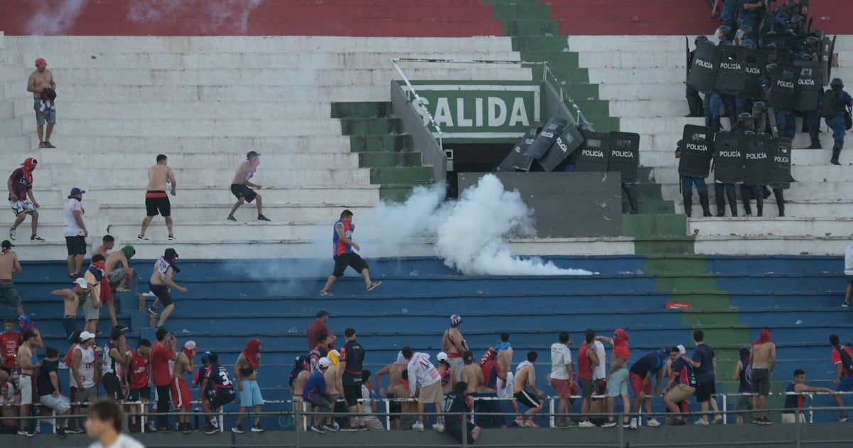 Presidente del Congreso impulsa implementación de ley contra violencia deportiva