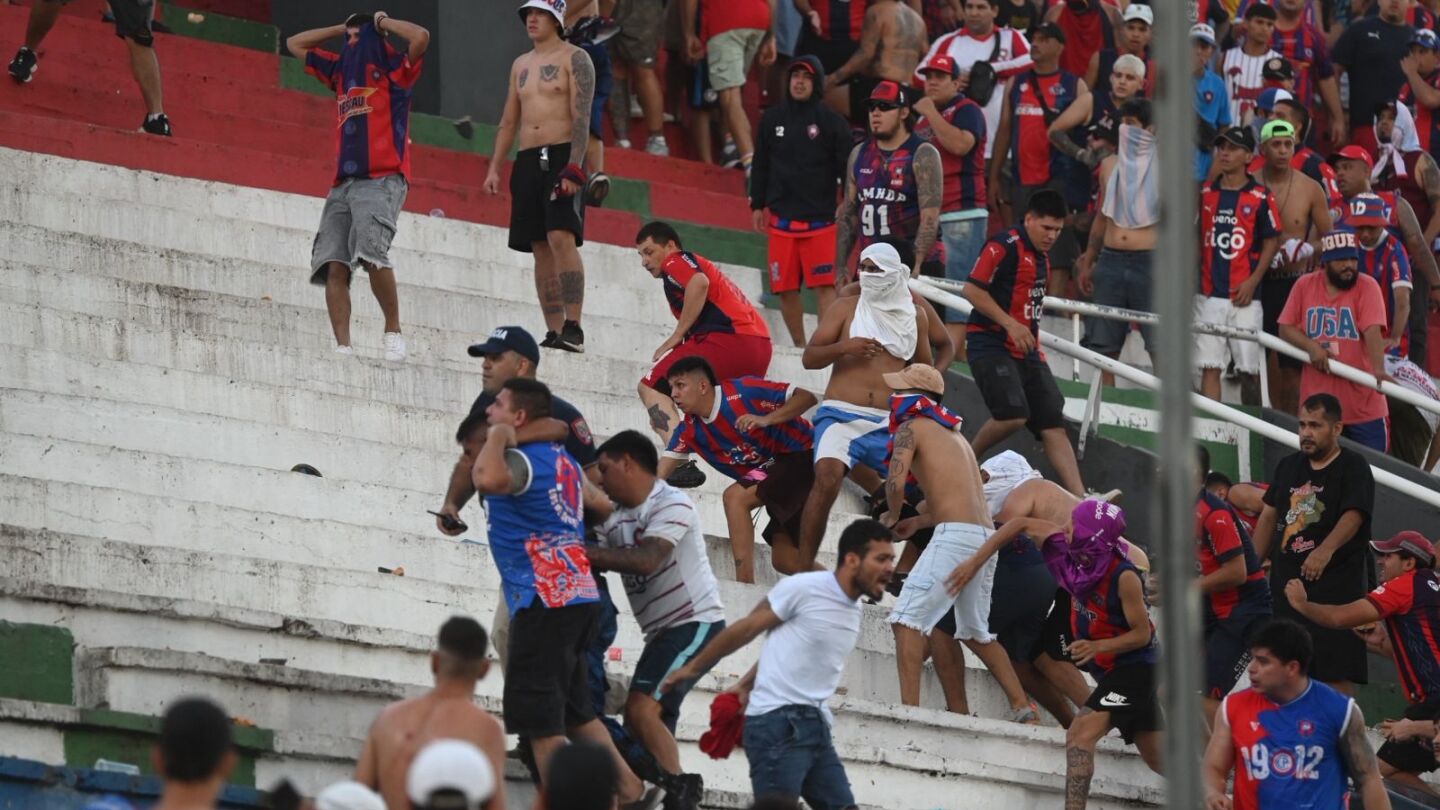 Superclásico suspendido por violencia dejó heridos a 45 hinchas y 11 policías