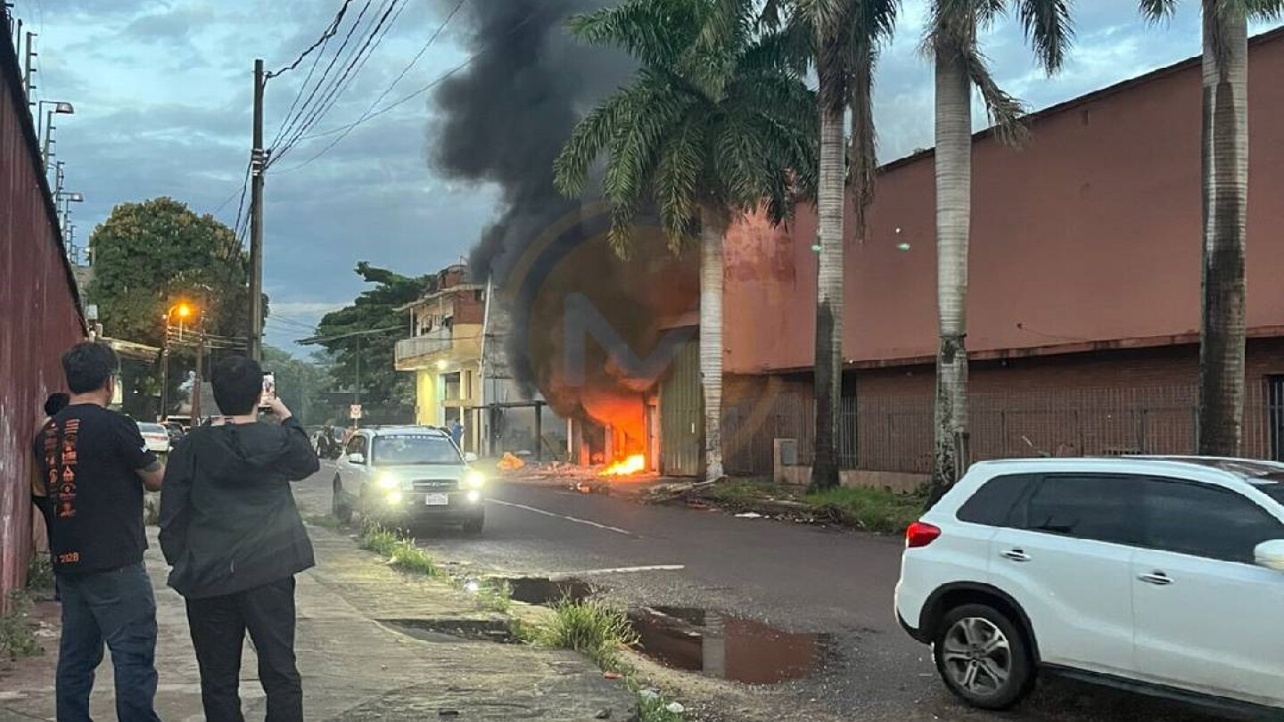 Incendio afecta a un depósito en zona del Abasto y es controlado por bomberos