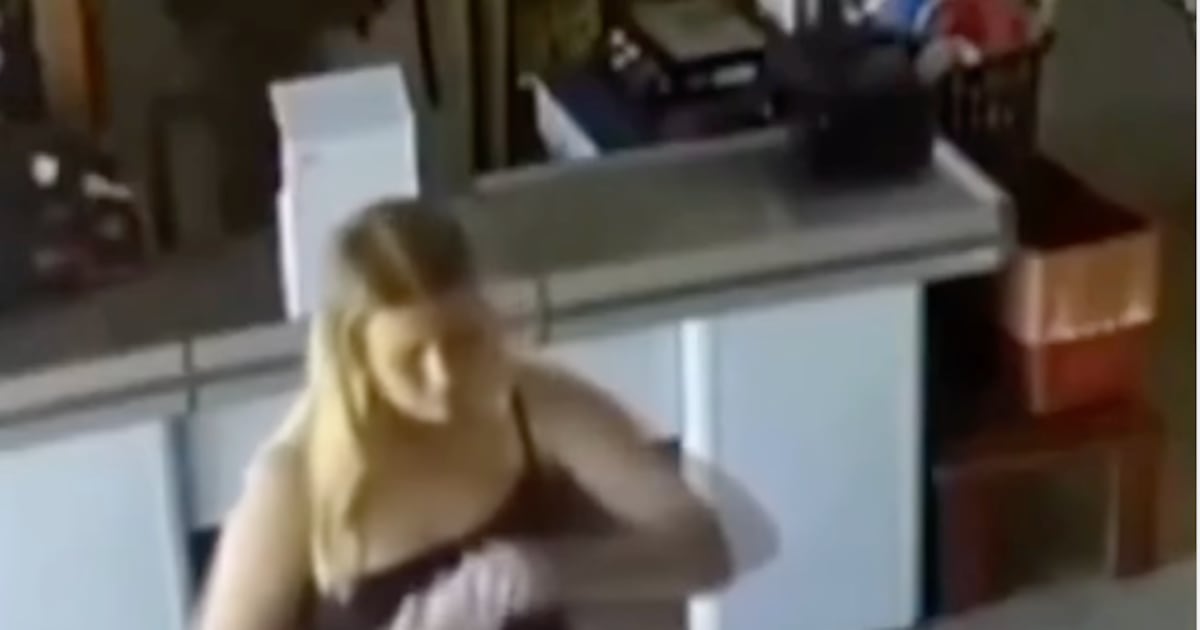 Ataque brutal en Brasil: queman a cajera tras discusión por celos