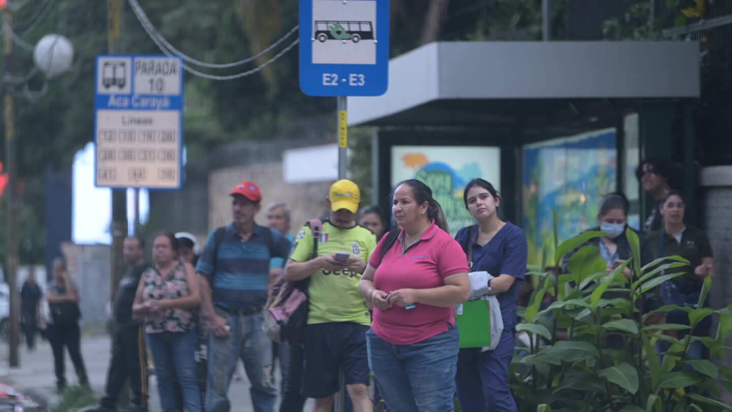 ¿Mal negocio? Pasajeros siguen denunciando reguladas, pese a "acuerdo" entre Gobierno y transportistas