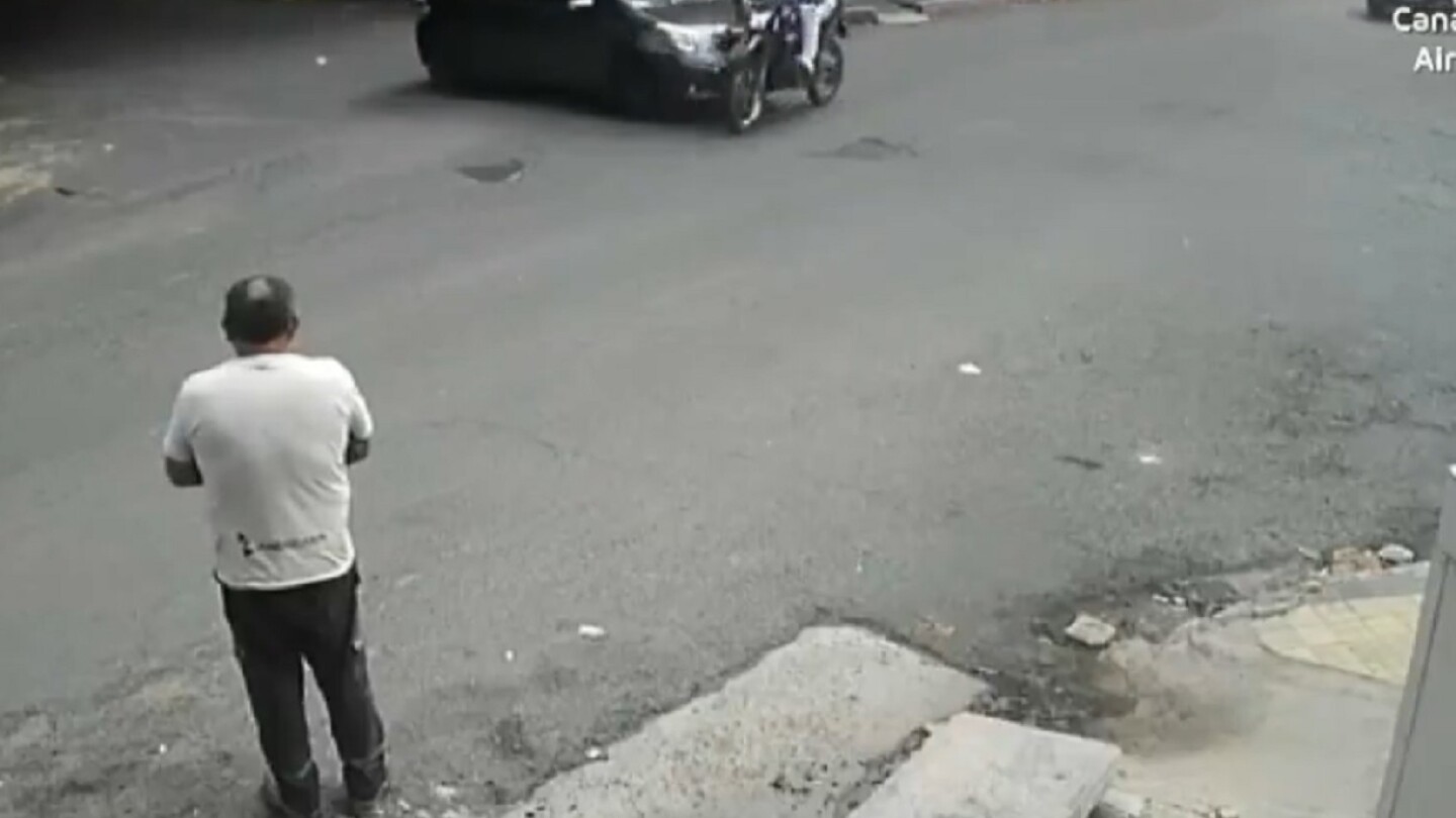 Video: Atropelló a motociclista y un peatón fue víctima colateral