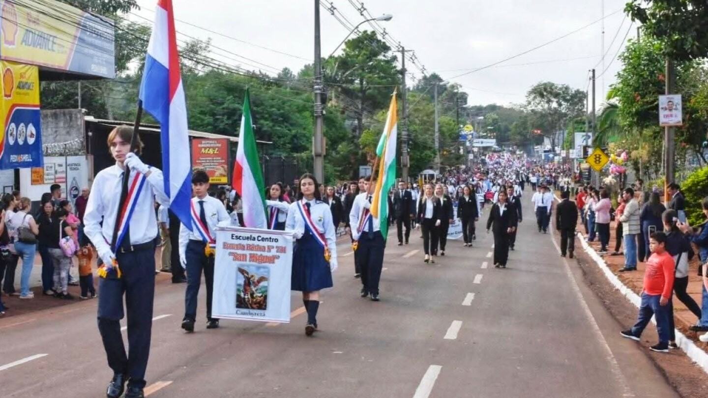 Con colorido desfile Cambyretá conmemora 80 años de fundación