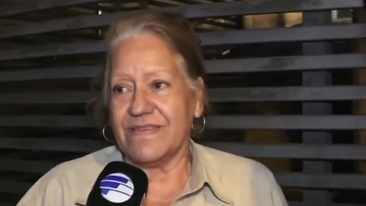 Vidrio de un edificio en construcción se desprende y deja herido a adulto mayor en Sajonia