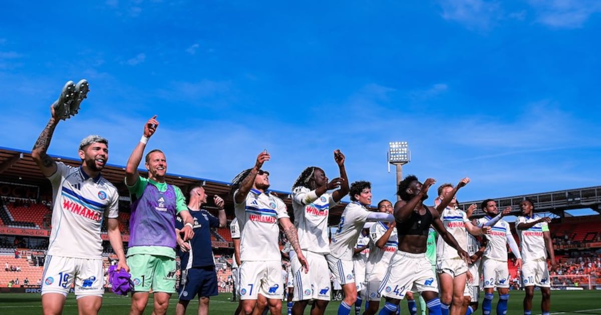 Racing remontó con Julio Enciso