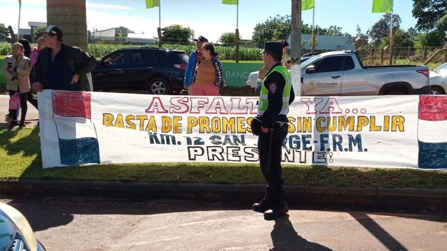 Exigen a Santiago Peña asfaltado de camino vecinal en Santa Rita