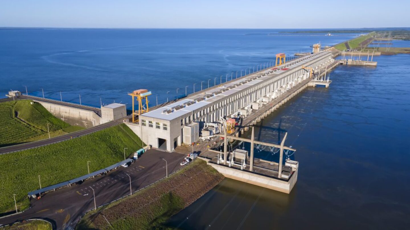 Parientes y amigos del poder van a EBY a vivir un país paralelo