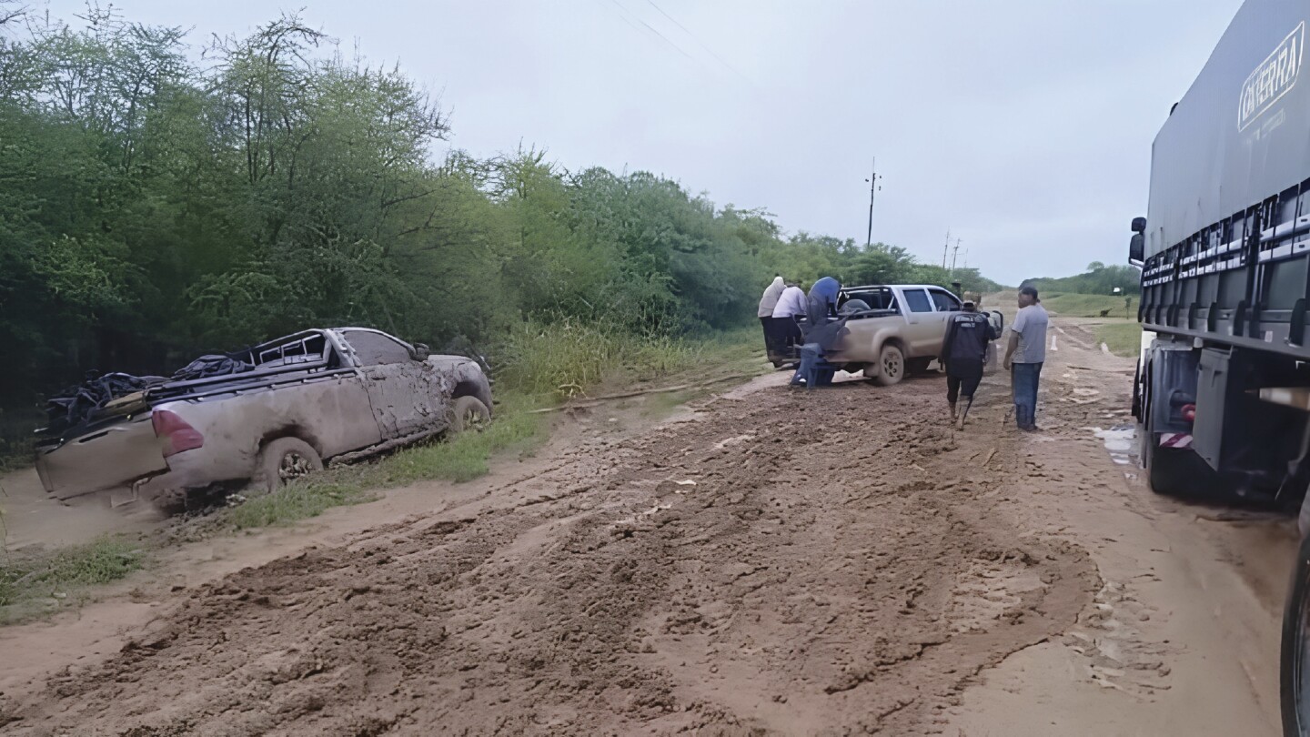 45 camiones graneleros permanecen varados por lluvias en Alto Paraguay