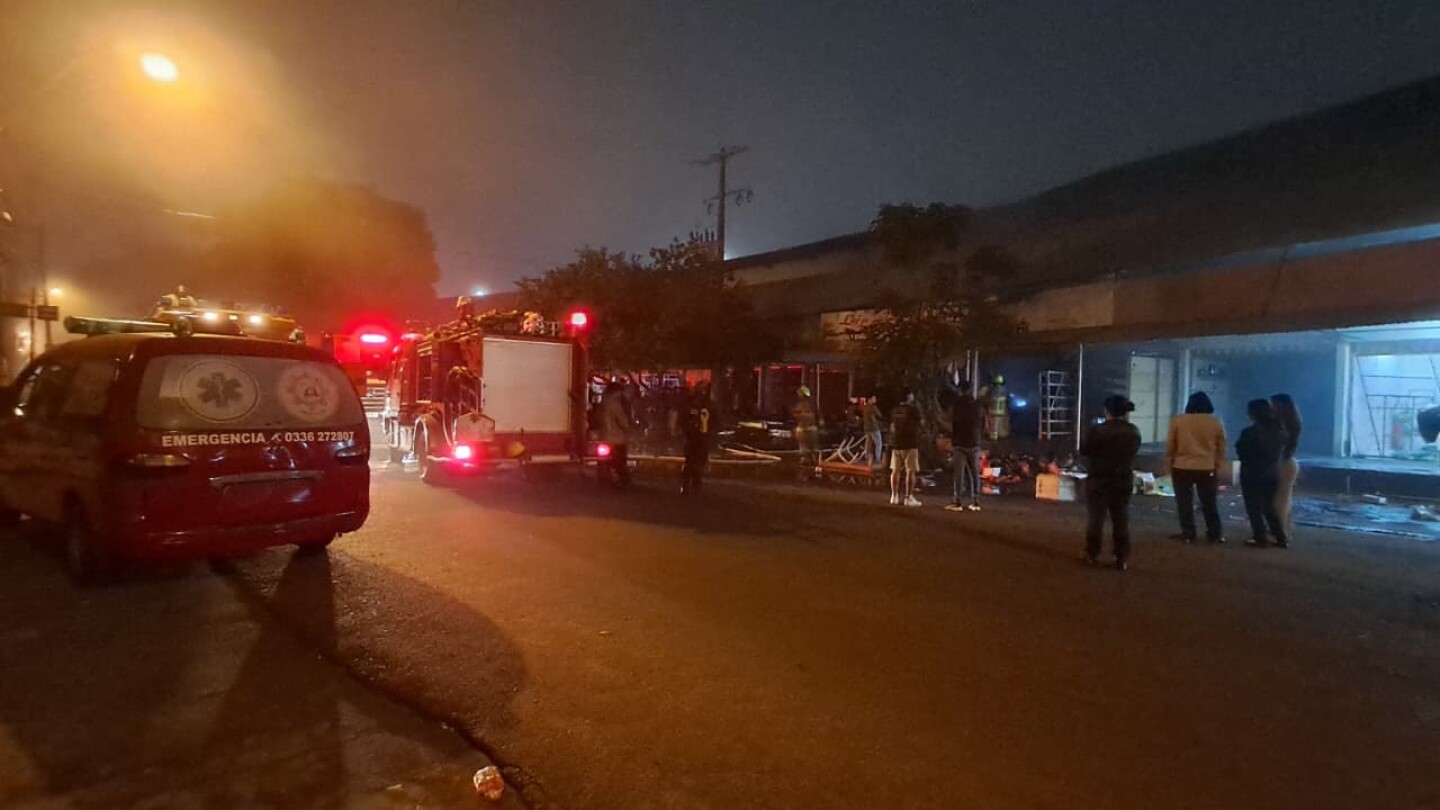 Fuego se propaga entre pequeños comercios en Pedro Juan Caballero