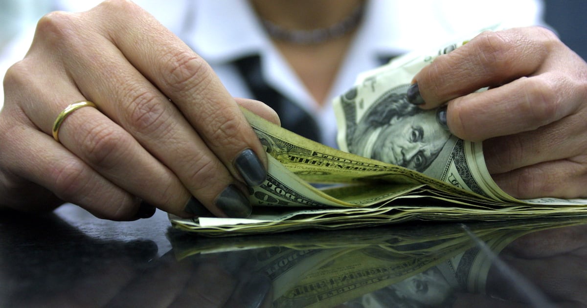 Dólar experimenta significativa reducción en el mercado cambiario paraguayo