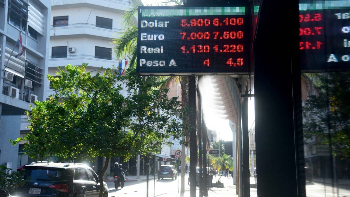 Dólar en baja reconfigura sectores económicos del país