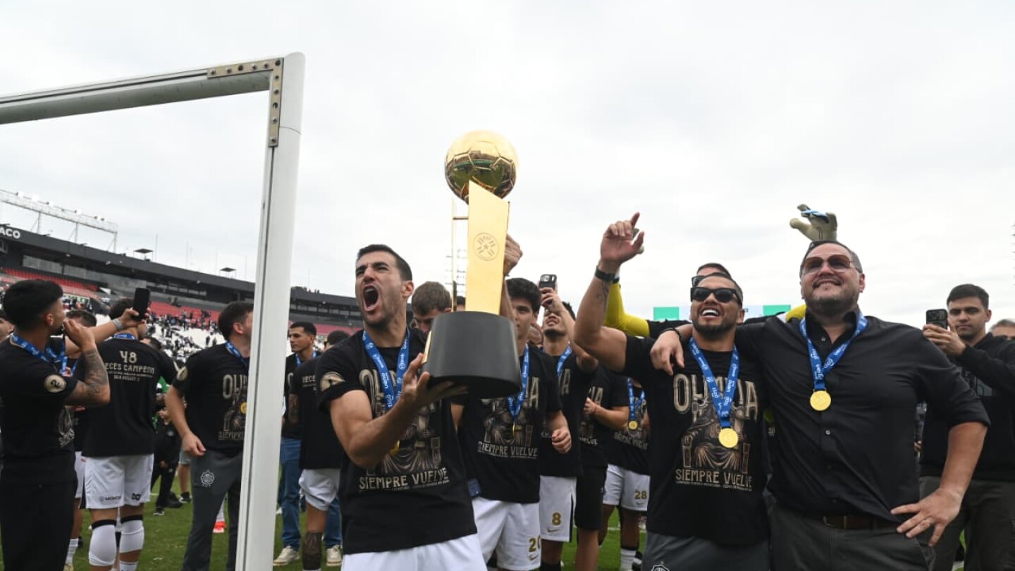 Raúl Cáceres celebra su segundo título con Olimpia en el Apertura 2026