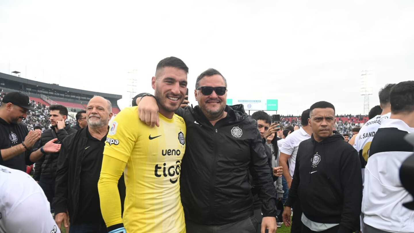 Olveira celebra el título del Apertura 2026 con Olimpia