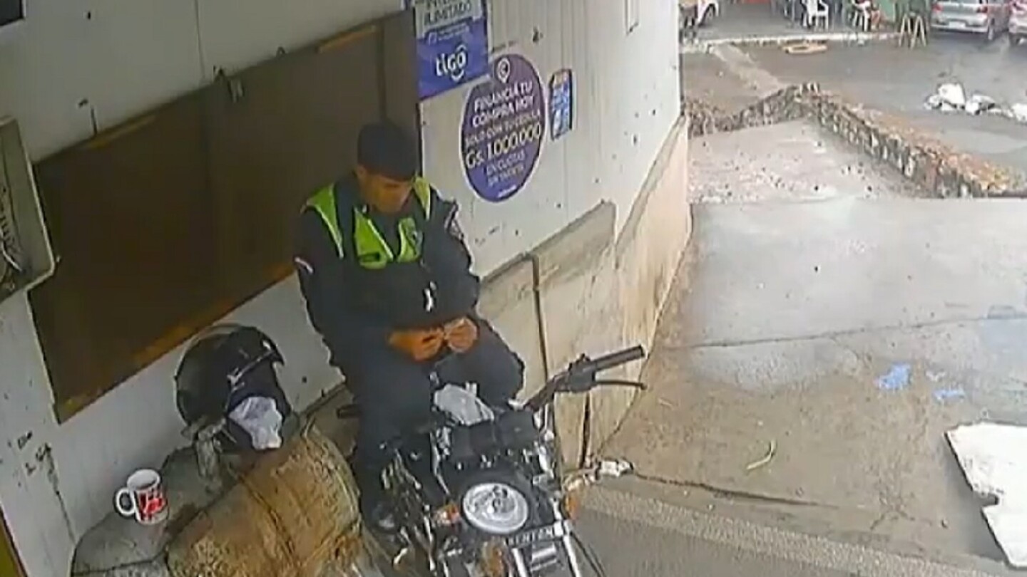 Video: Así captan al policía cuando arma y fuma presunta marihuana