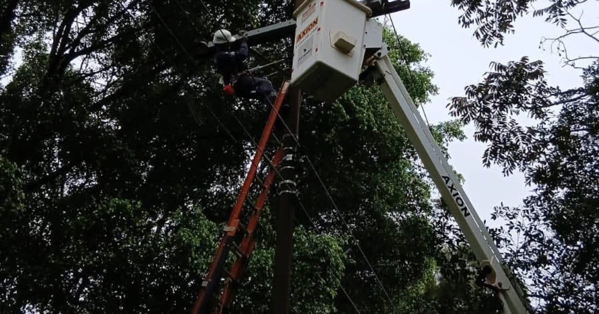Accidente laboral: personal de Ande está con cuadro estable en IPS, tras electrocutarse