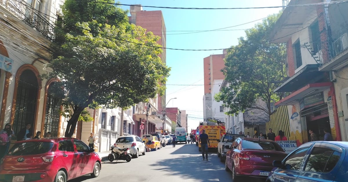 Incendio en edificio de Asunción controlado sin personas atrapadas