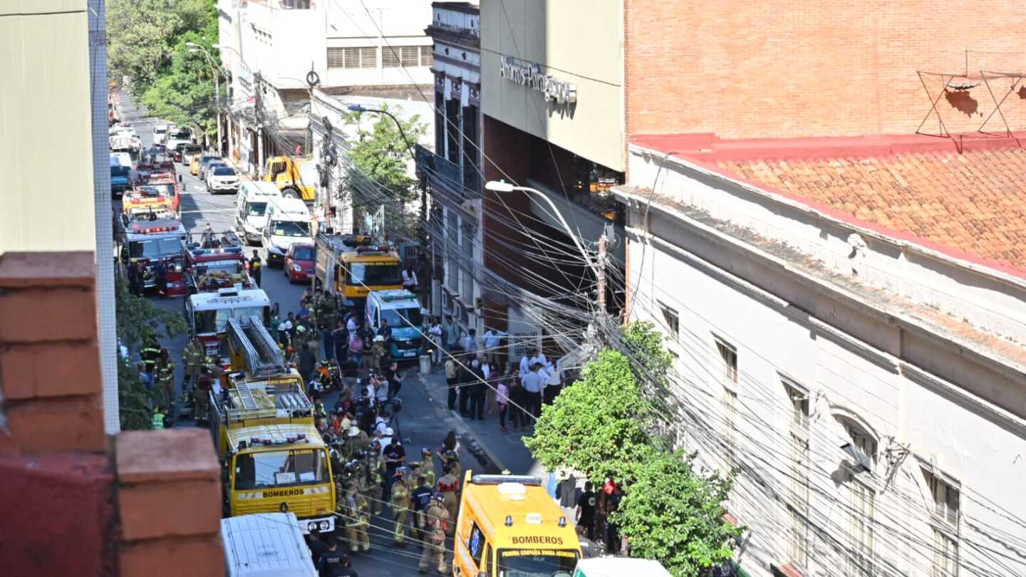Edificio incendiado en el microcentro no cumplía con adecuaciones, según Municipalidad