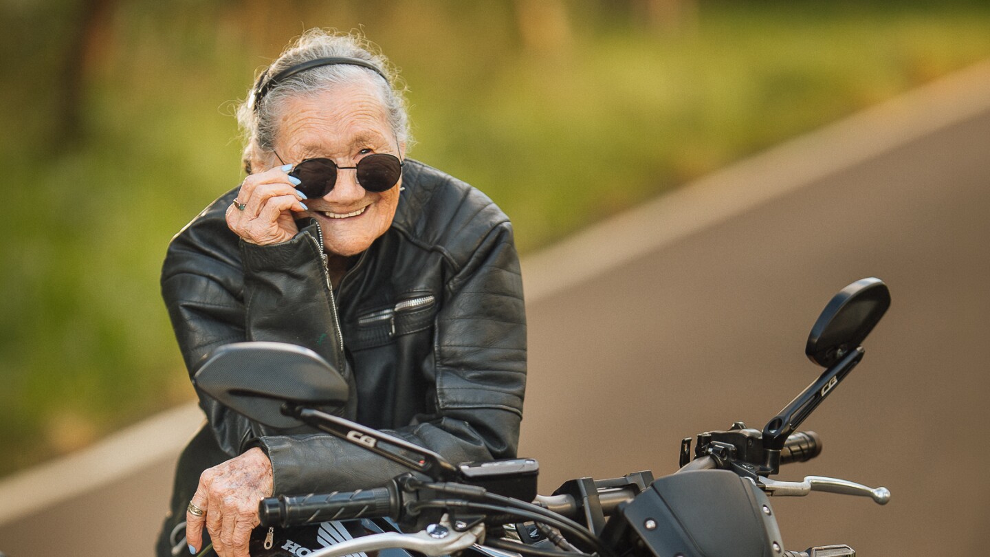 Abuela rompe estilo y posa como motociclista retro por sus 96 años