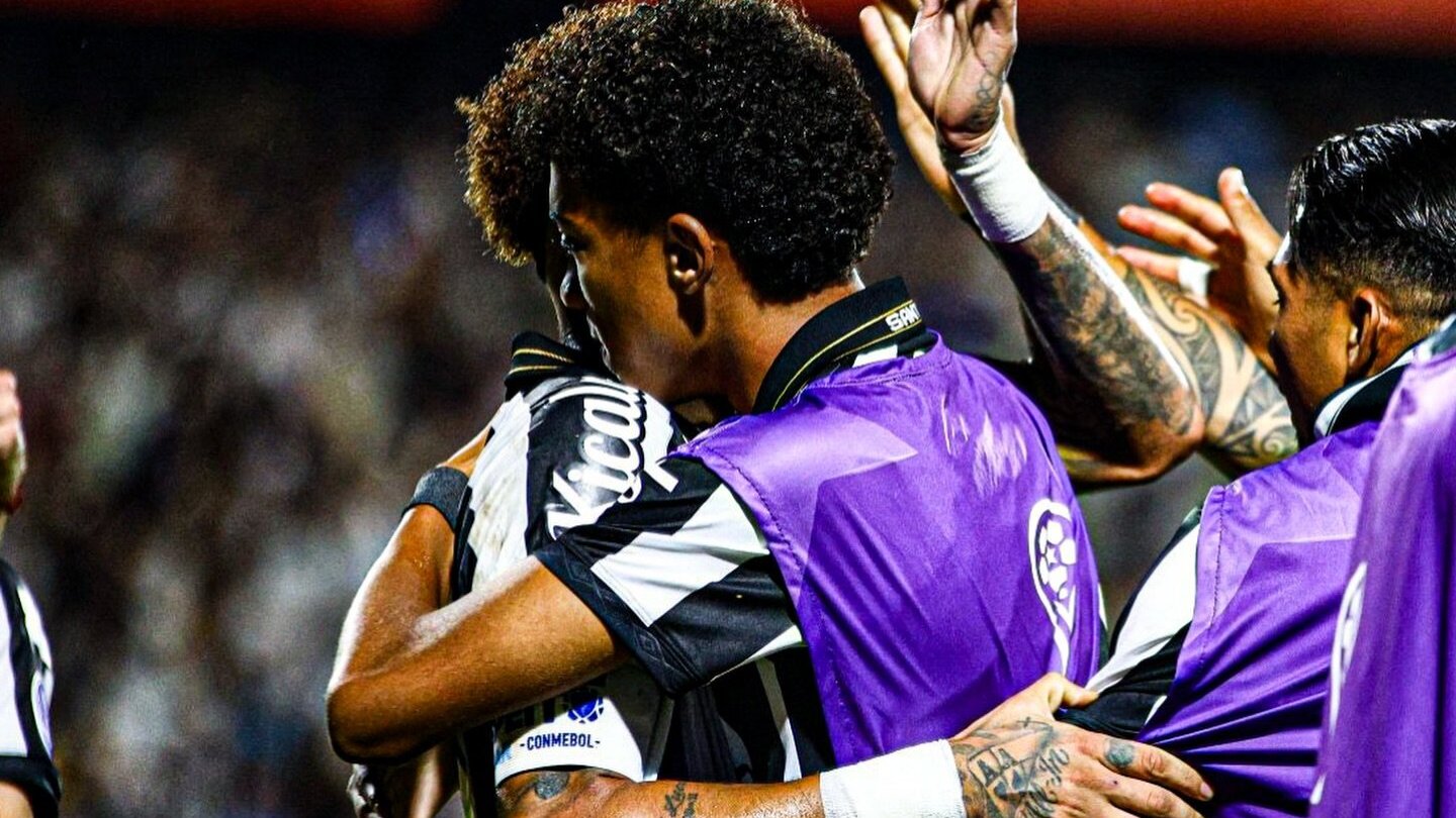 Neymar y Robinho Jr. sellan la paz en público