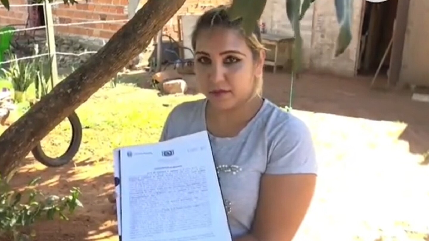 Mujer pide que reparen su vehículo que fue chocado por agentes del Grupo Lince en San Lorenzo