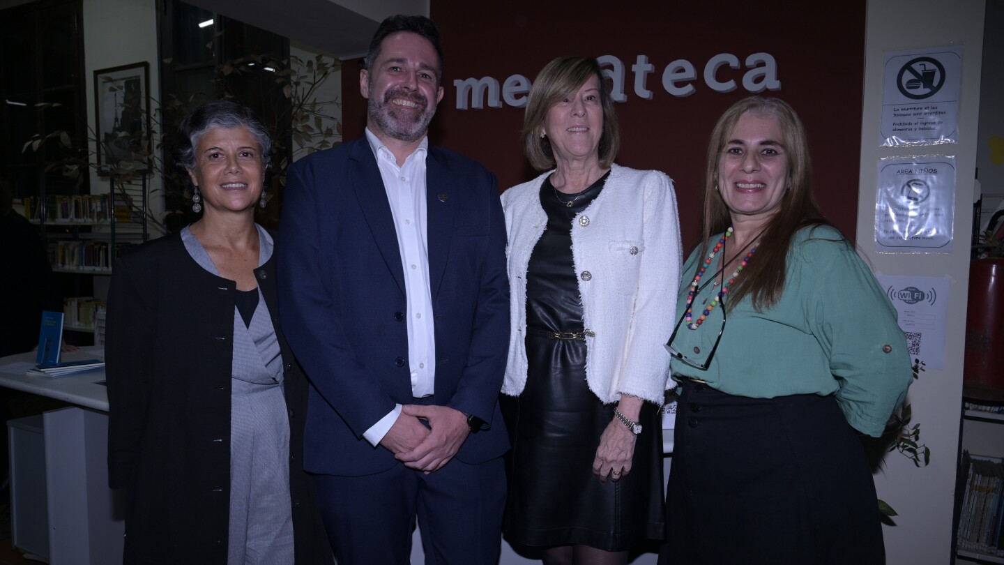 Brindis en reunión poética y diálogo cultural en la Alianza