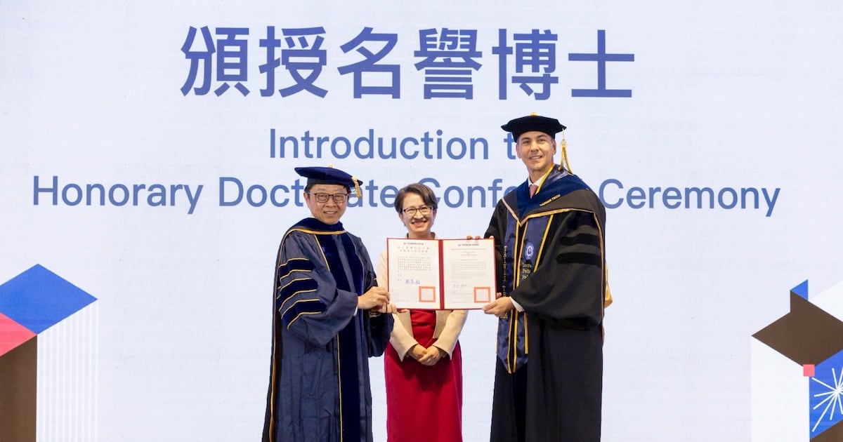 La universidad Taiwán Tech concede un doctorado honorífico a Peña