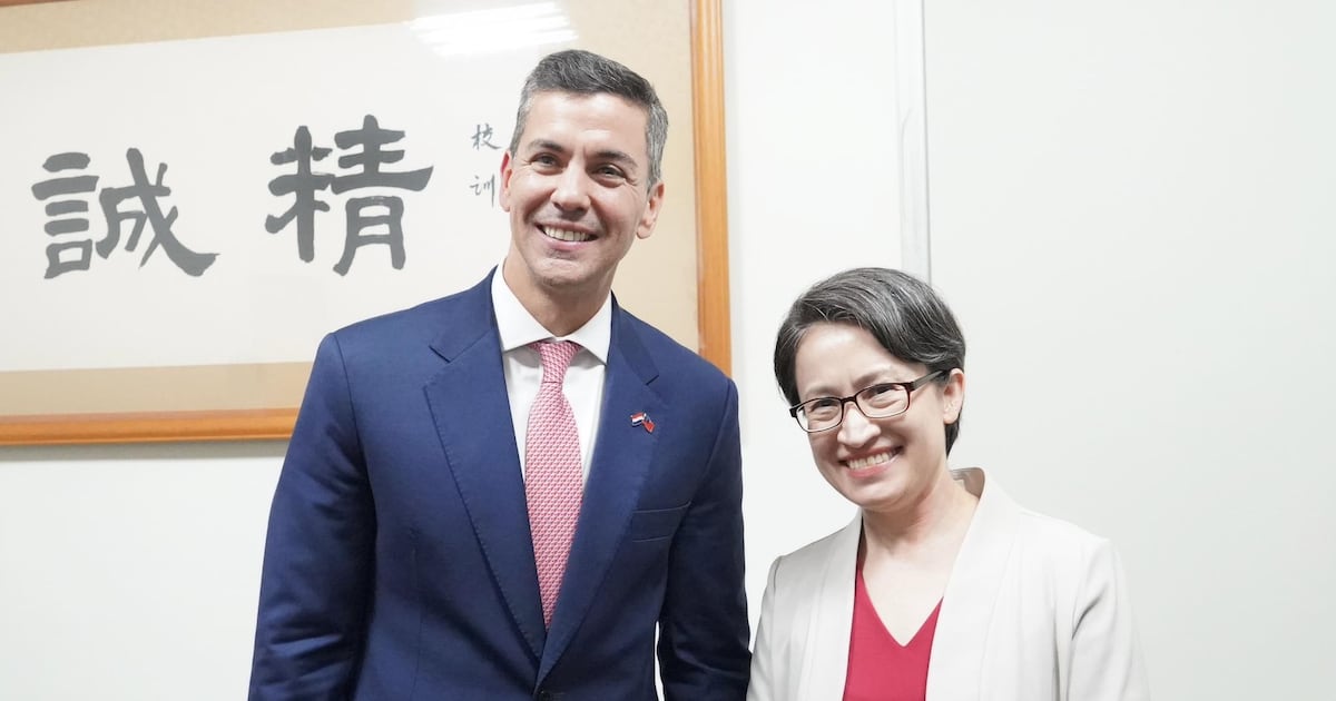 Peña exterioriza su emoción, tras reunirse con jóvenes que estudian en Taiwán