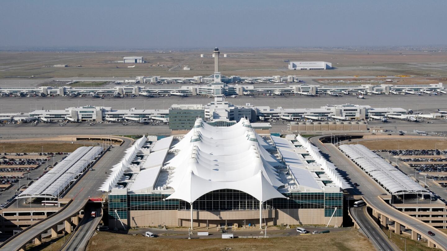 Un avión atropella y mata a una persona que entró sin permiso a pista aérea en Denver