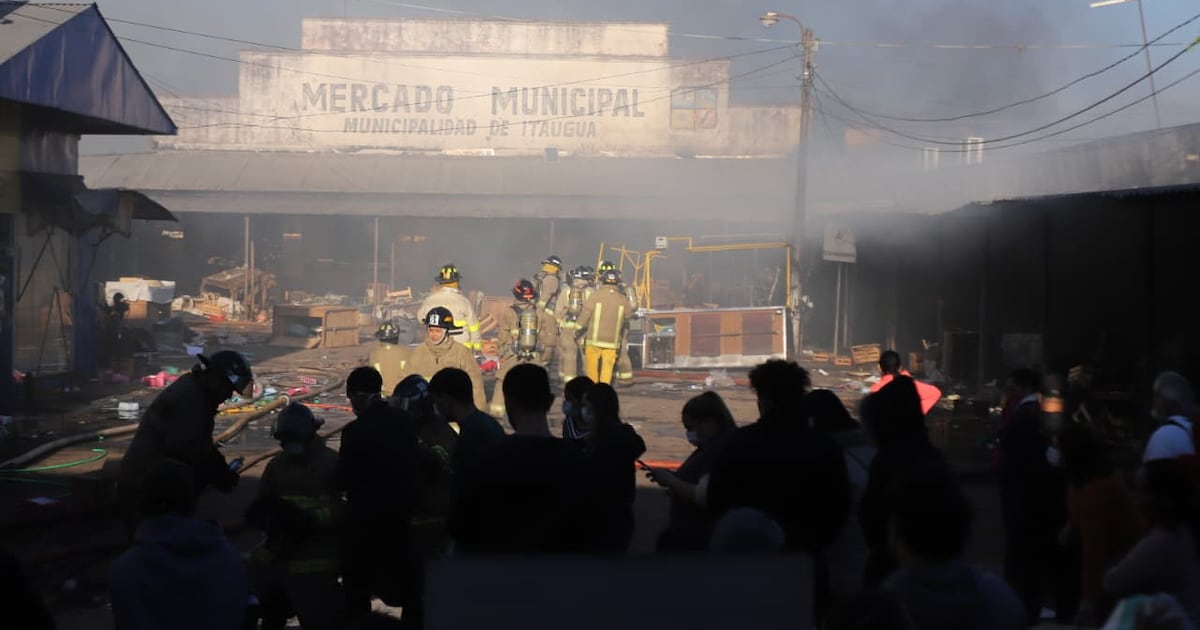 Itauguá: voraz incendio consumió por completo el mercado, confirmó intendente