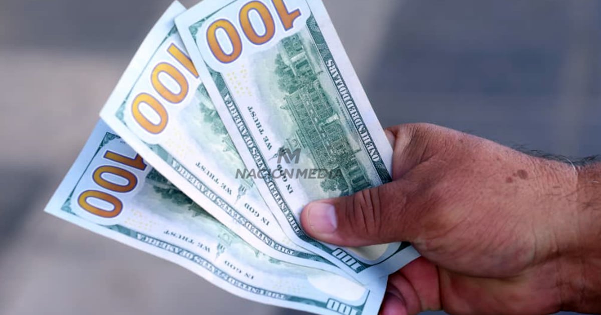 El dólar vuelve a retroceder al cierre de la semana laboral