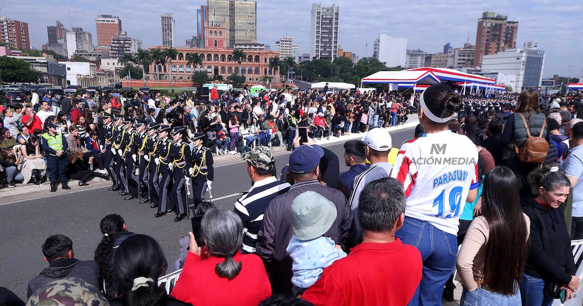 Asunción celebra los 215 años de Independencia con desfiles estudiantil, militar y policial
