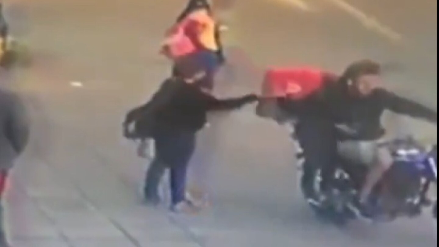Video: Motoasaltantes se hacen pasar por delivery y roban el celular a mujer en Luque