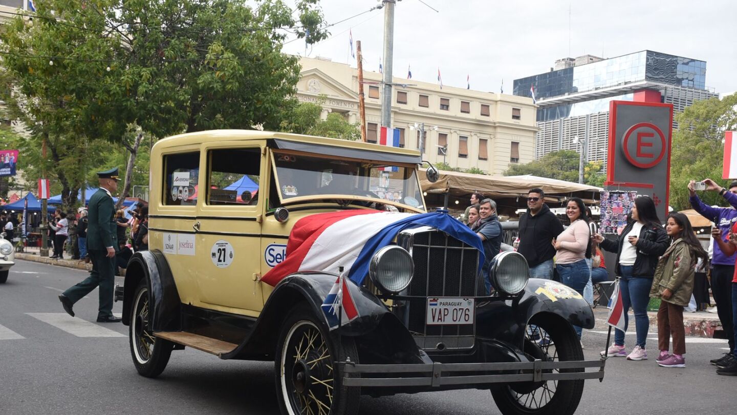 Autos clásicos invaden el centro de Asunción con tradicional caravana