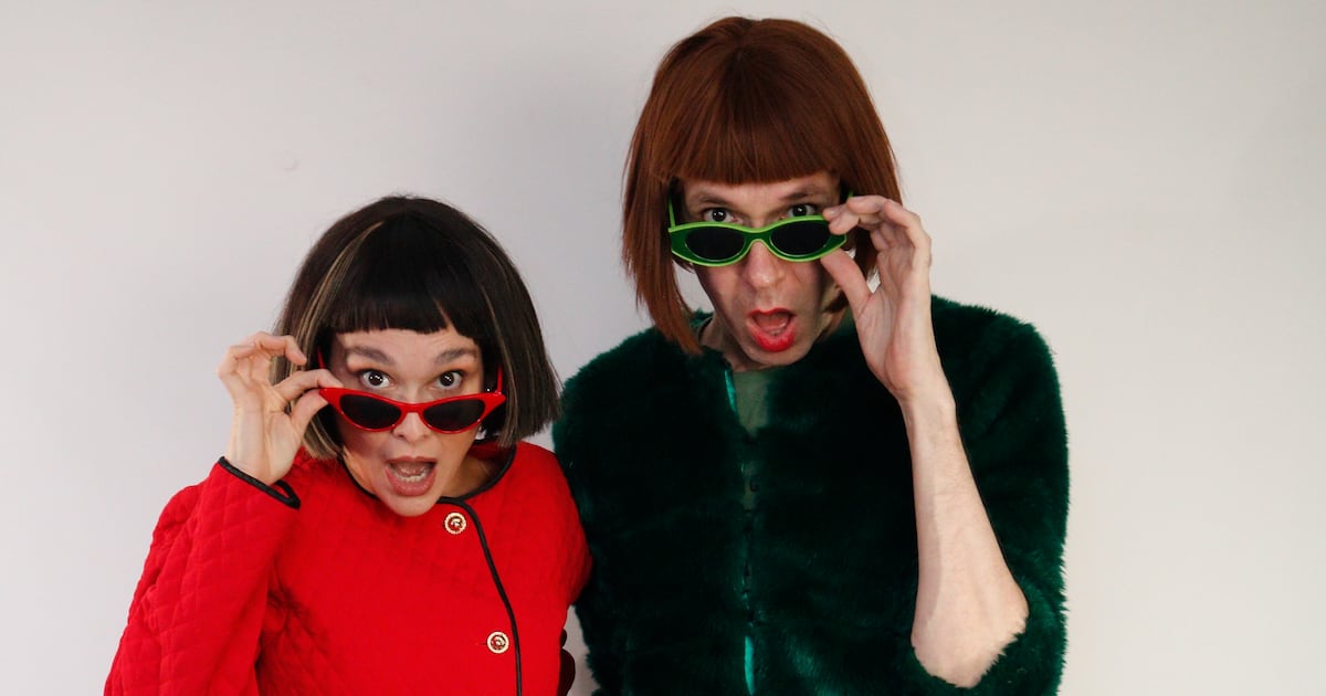 Verídicas 10 años: las desopilantes hermanas Carola y Esther vuelven al teatro bar con su tercera obra