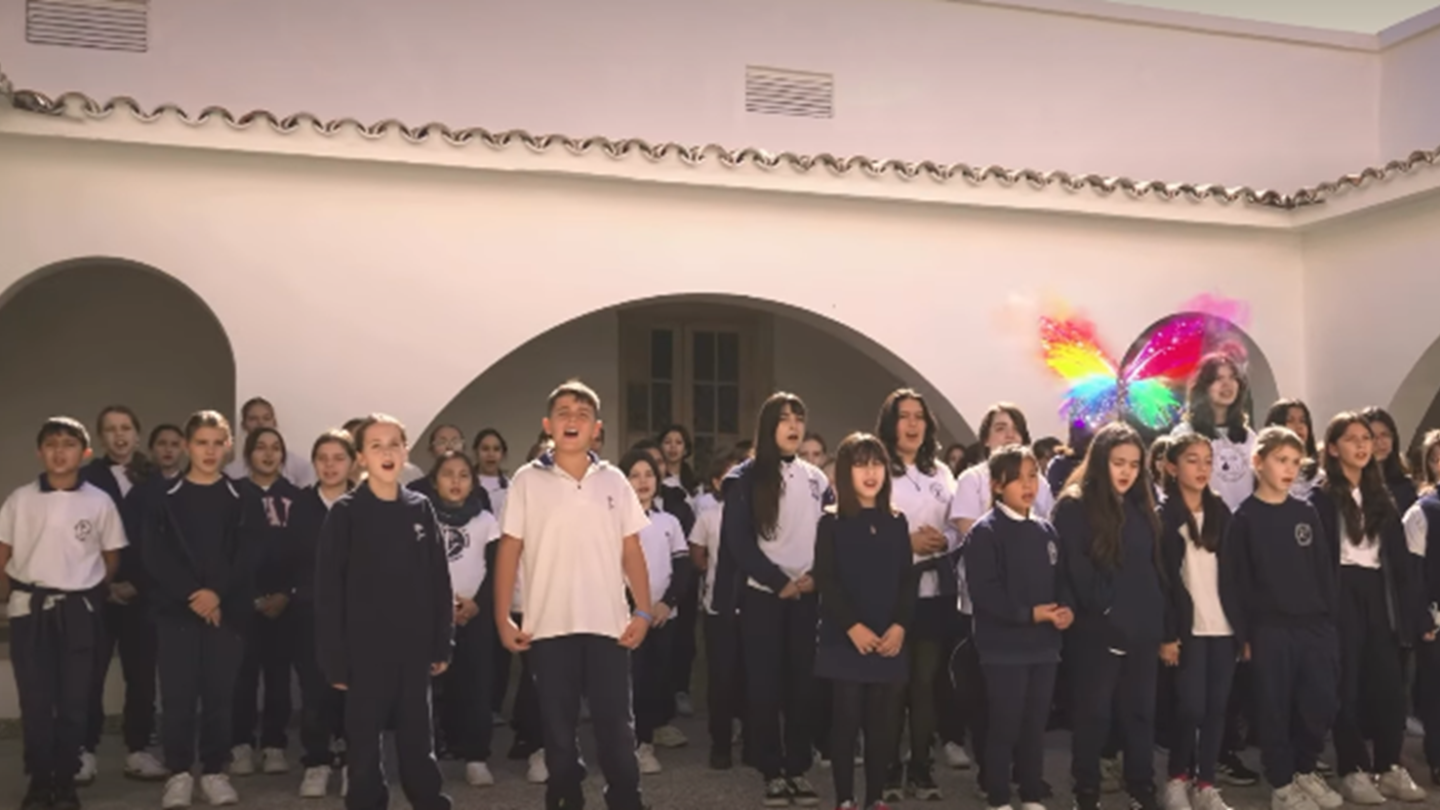 Video: Alumnos de un colegio hacen el cover de una canción de la banda Oasis