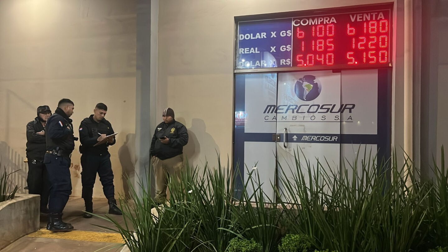 Policía se moviliza ante rotura de vidrios de una casa de cambios en Alto Paraná