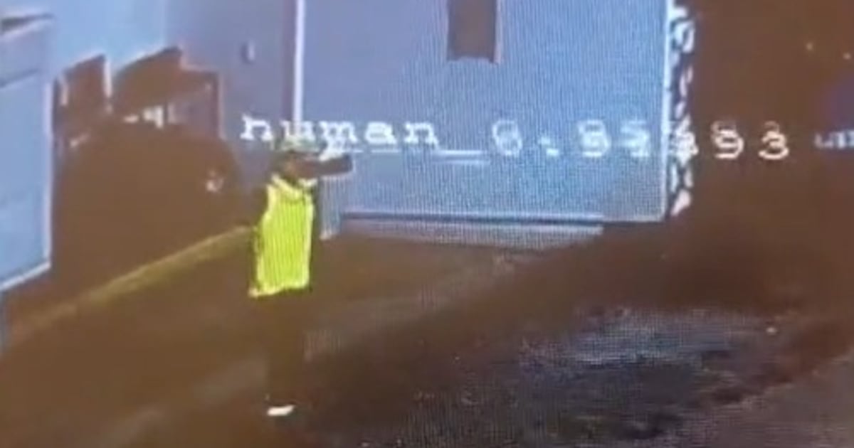 Playero conversó y estrechó la mano de un misterioso hombre que segundos después desapareció