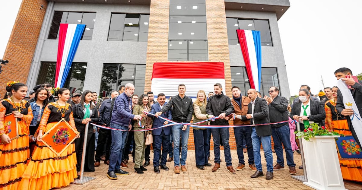 Santiago Peña inaugura nueva sede municipal de Tavaí