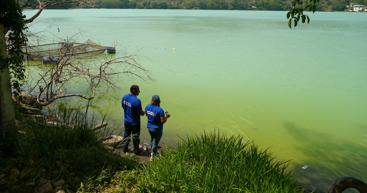El Salvador: causa inquietud una laguna de color turquesa