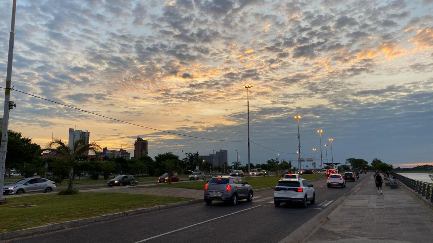 Domingo fresco a cálido, con hasta 24°C y lluvias dispersas