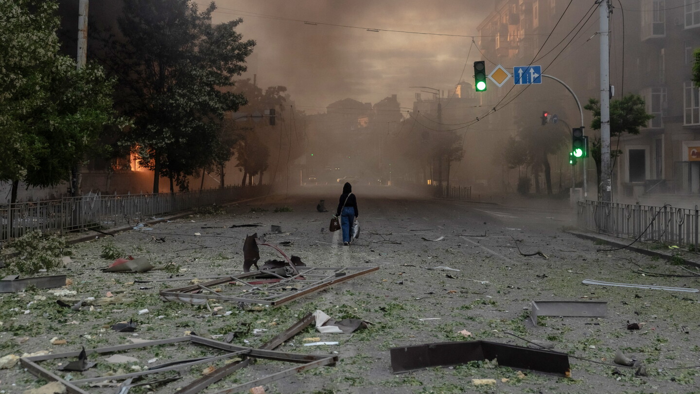 Intensos bombardeos rusos matan a cuatro personas en Kiev y sus alrededores