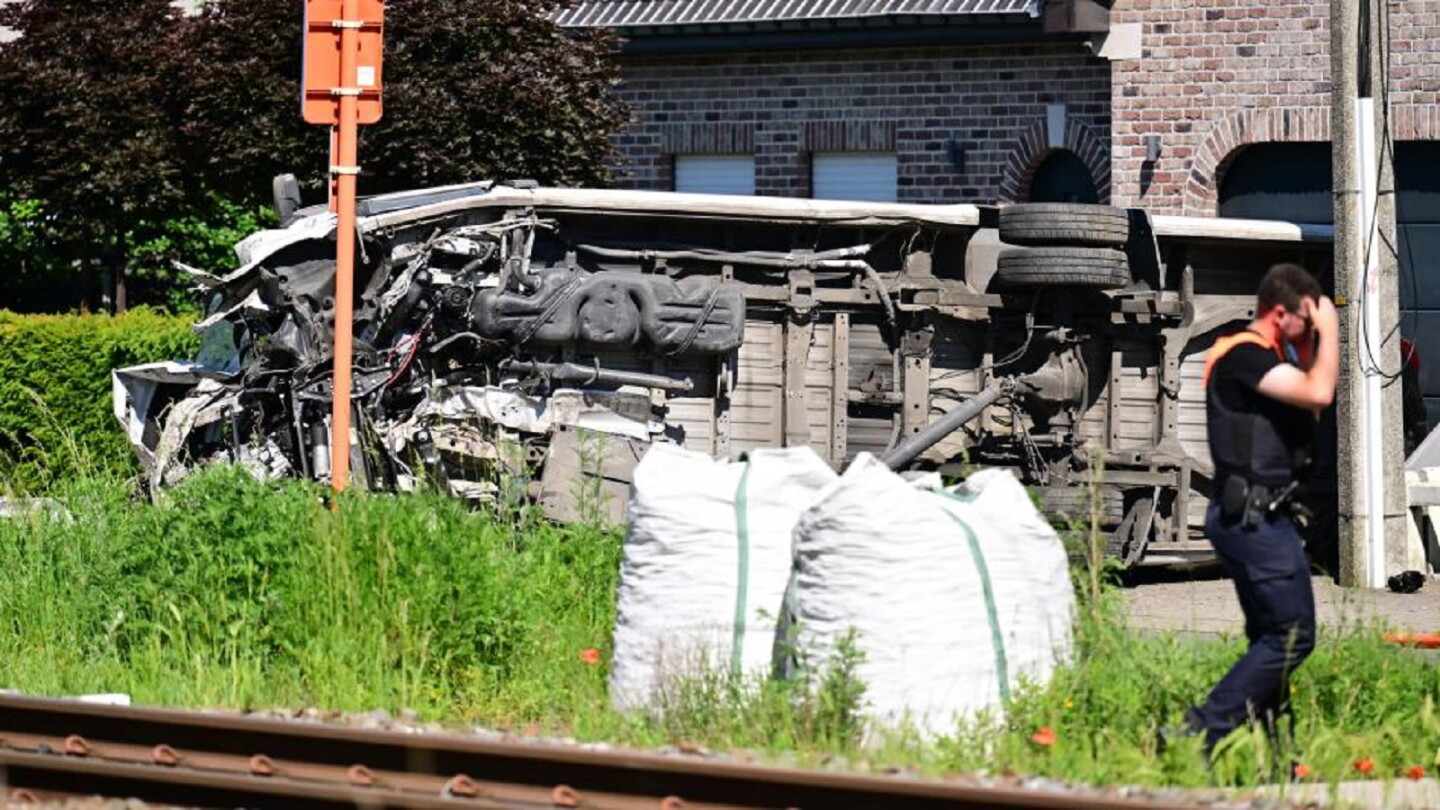 Al menos cuatro muertos en la colisión entre un minibús escolar y un tren en Bélgica