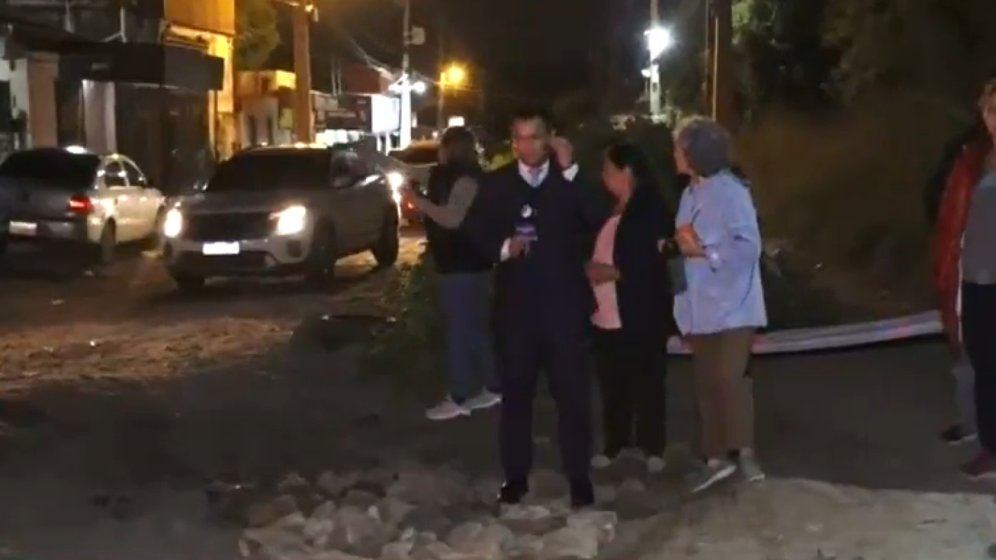 Vecinos se movilizan por calles destrozadas por camiones en el límite entre Asunción y MRA